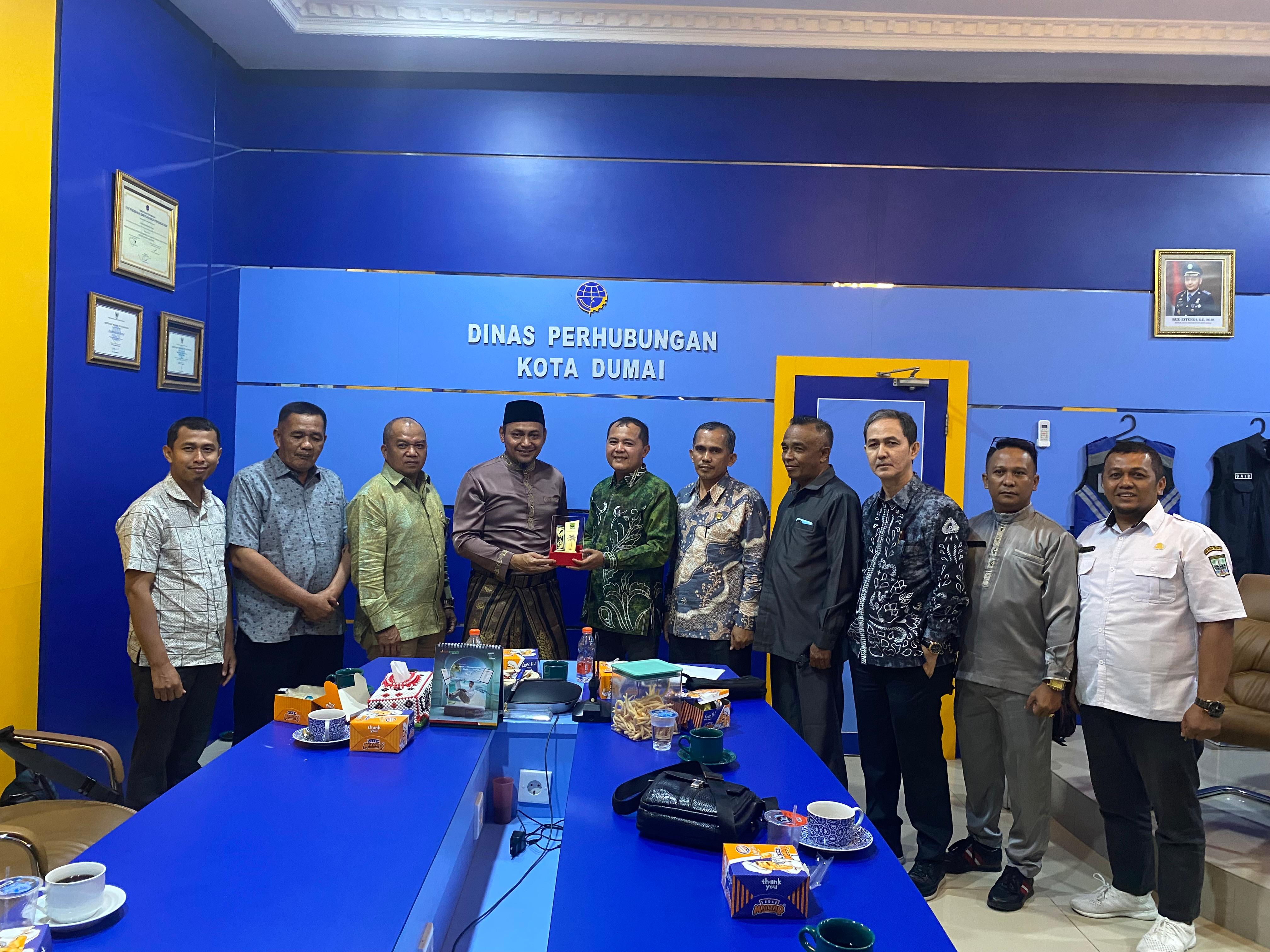 Dinas Perhubungan (Dishub) Kota Dumai menerima kunjungan kerja Komisi III DPRD Kabupaten Padang Pariaman dalam rangka studi banding terkait optimalisasi pengelolaan parkir untuk meningkatkan Pendapatan Asli Daerah (PAD).